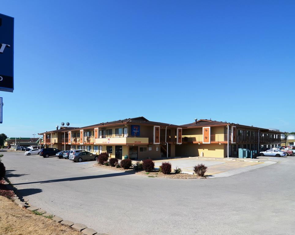 Super 7 Motel Coralville Εξωτερικό φωτογραφία