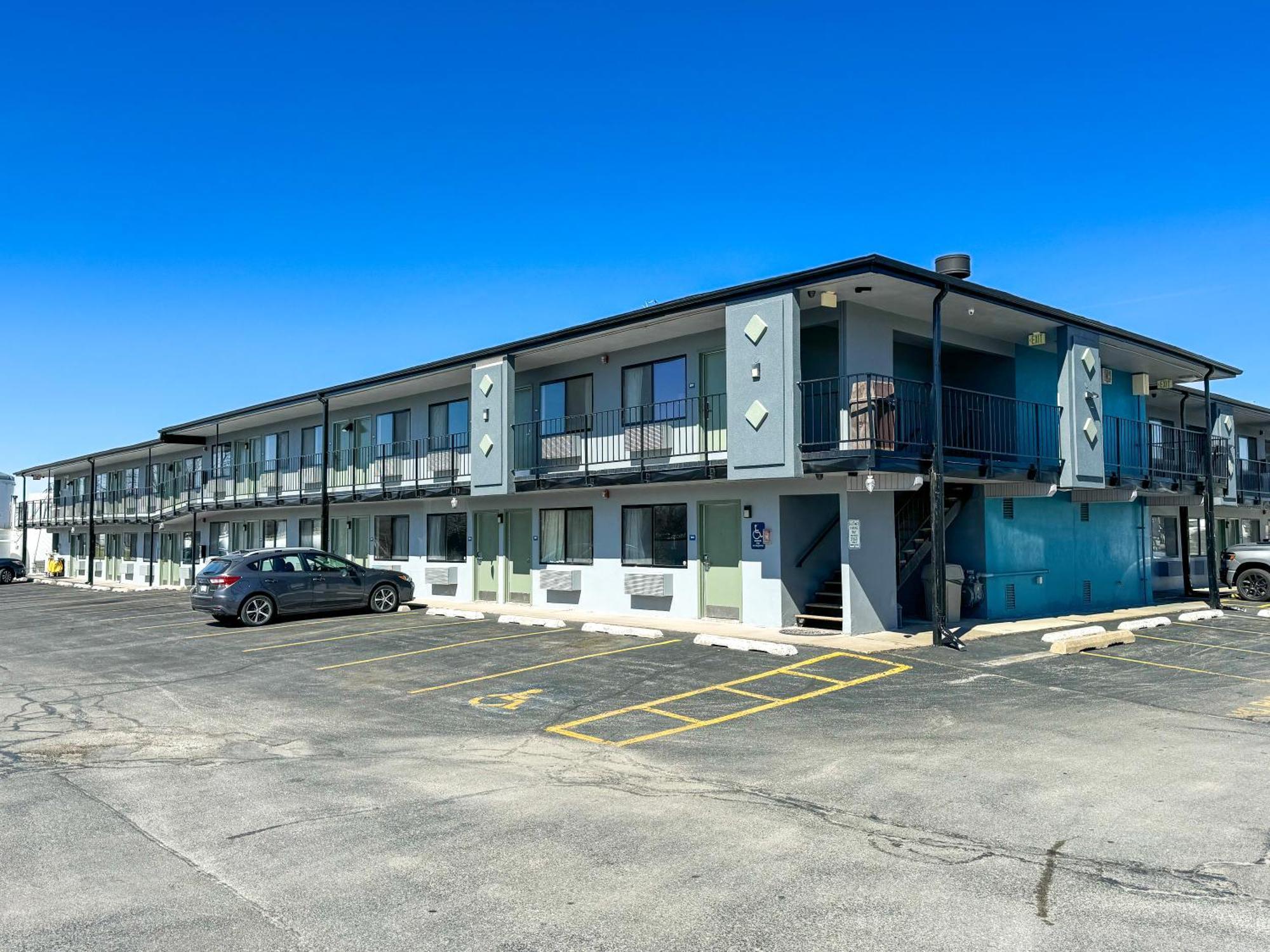 Super 7 Motel Coralville Εξωτερικό φωτογραφία